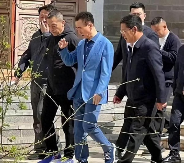 股票配资大全 王健林再次现身, 身形骨瘦如柴! 被多方追债不见昔日风采